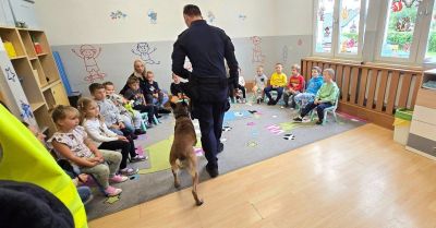 Pies służbowy i policjant uczą bezpieczeństwa w Bieruniu