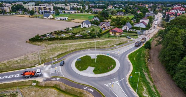 Na ponad półkilometrowym odcinku ulic Jagiełły i Wawelskiej w Bieruniu trwa przebudowa drogi powiatowej. Zwężono jeden pas jezdni, wprowadzono ograniczenie prędkości do 40 km/h i zakaz wyprzedzania, a zakończenie prac zaplanowano na listopad 2026 roku.