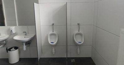 SP1 ma odnowione łazienki i korytarz